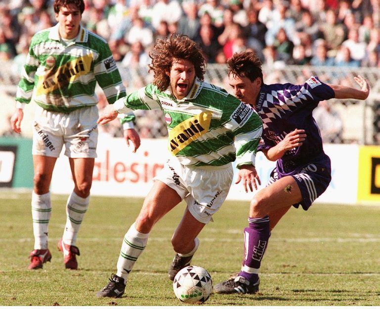 Andreas Heraf im Rapid-Dress im Duell mit Peter Pacult, der 1996 für die Wiener Austria stürmte. Jahre davor nahm Pacult den ganz jungen Heraf noch als Rapidler im Auto mit. <span class="copyright">gepa</span>