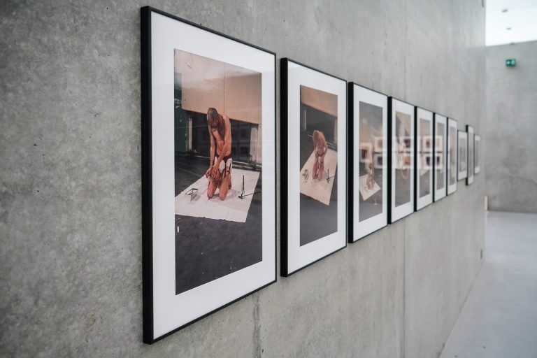 Die Ausstellung zeigt fast 500 Arbeiten aus allen Schaffensphasen. <span class="copyright"> Stefan Wagner Courtesy of the artist © Günter Brus, Kunsthaus Bregenz</span>