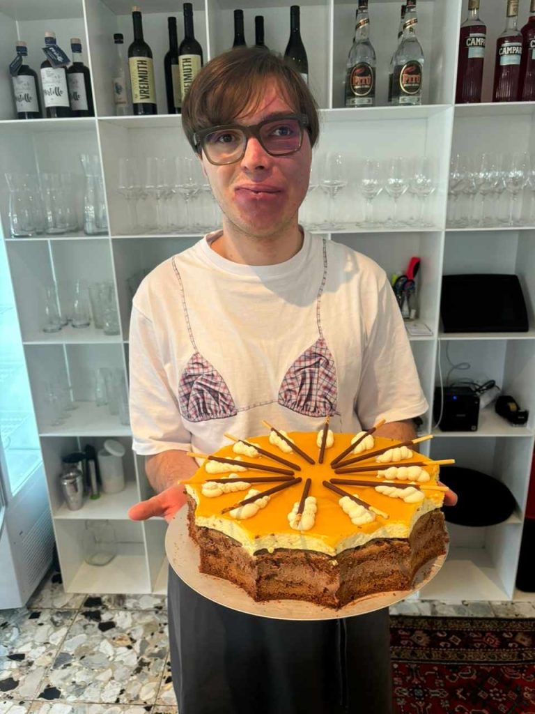 In Viktors süßen Oase können Gäste die Liebe zum Detail schmecken, die in jeder handgefertigten Kreation steckt.