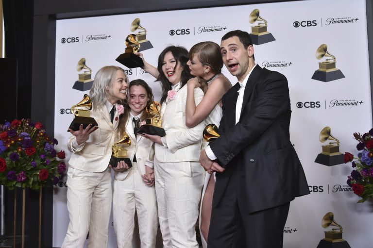 Grammy-Gewinner Jack Antonoff in illustrer Runde.