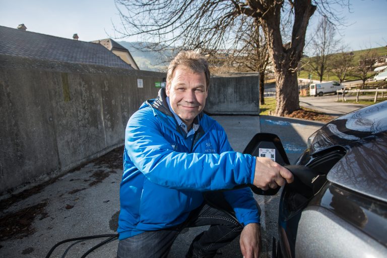 Stephen Kaltheier fährt seit 2015 E-Auto. <span class="copyright">VN/Steurer</span>