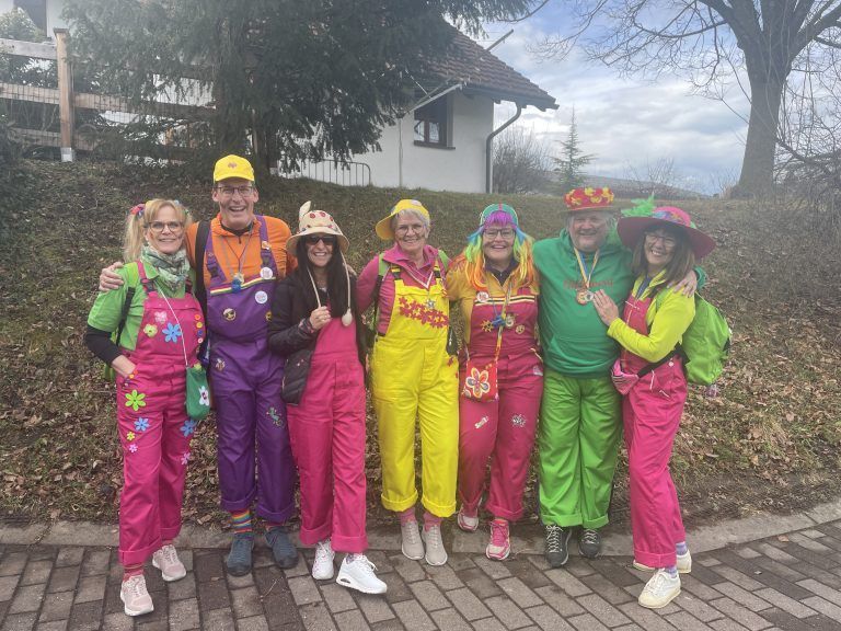 Christa, Andi, Sabine, Ilse, Regina, Karlheinz und Angelika waren schon vor dem Umzug in großer Faschingslaune.