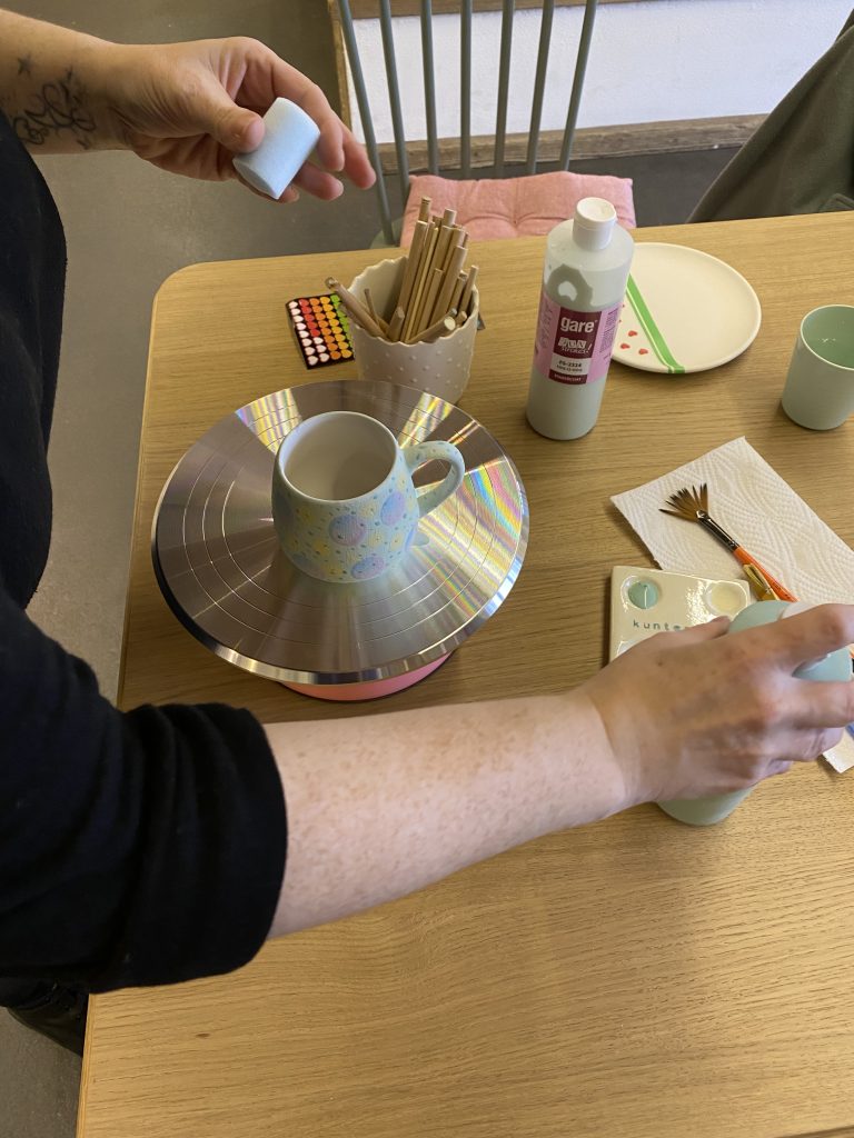 Verschiedene Hilfsmittel kommen beim Verzieren zum Einsatz. 