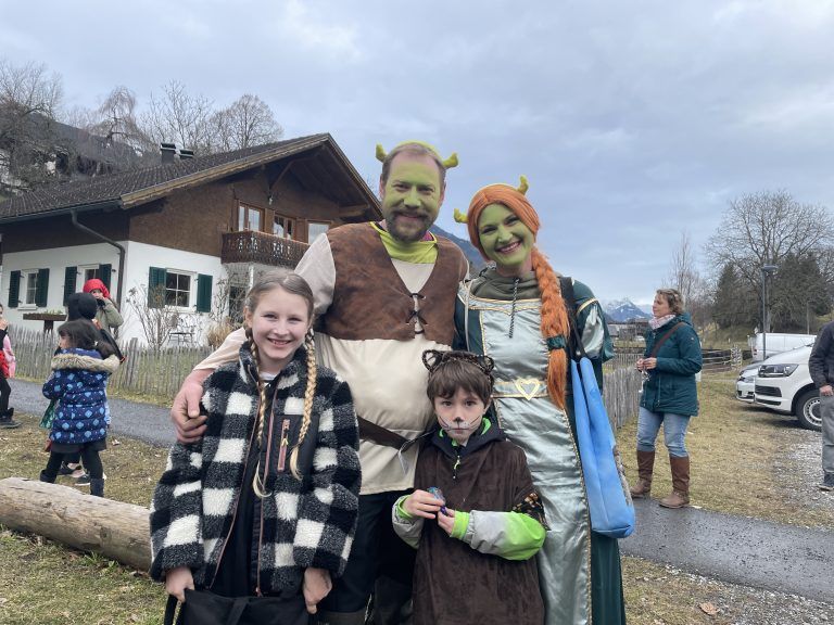 Familie Shrek aus Röns freute sich schon auf den Bratenschmaus im Schulhaus.