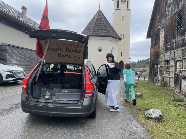 Manuel Barwart hüpft fleißig aus dem "Fluchtauto", um die Braten aus den Häusern zu stehlen. <span class="copyright">VN/Hartmann, Linher</span>