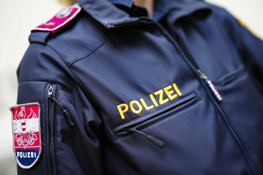 Alko-Lenker prallte in Hörbranz gegen Verkehrsinsel und Schilder