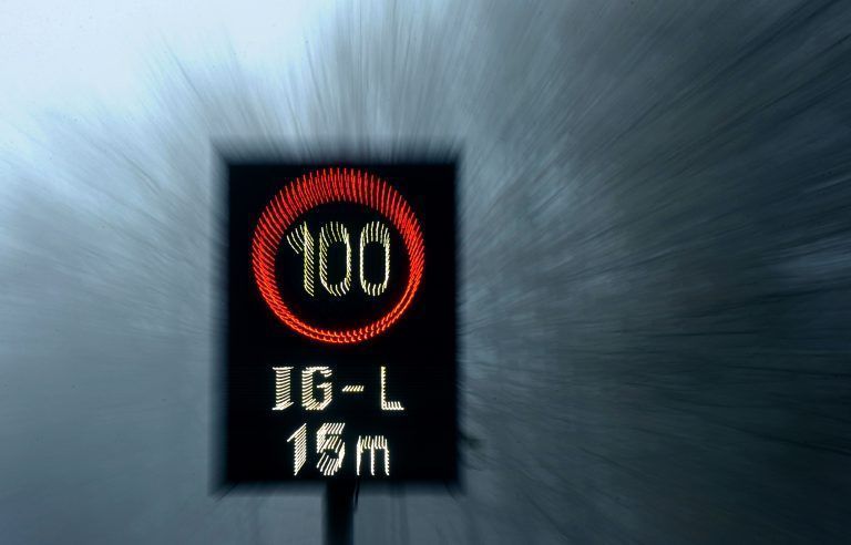 APA5963896-3 – 23112011 – SALZBURG –
STERREICH: THEMENBILD – Erhhte Feinstaubbelastung in Teilen
sterreichs. Im Bild eine Anzeige mit der100km/h Geschwindigkeitsbeschrnkung aufgrund des Immissionsschutzgesetz-Luft (IG-L) aufgenommen auf der Tauernautobahn am Dienstag, 22. November 2011. APA-FOTO: BARBARA GINDL