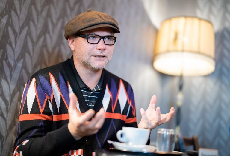 ABD0023_20221003 – WIEN – STERREICH: Der Kabarettist, Schauspieler und Autor Thomas Stipsits am Montag, 03. Oktober 2022, im Rahmen eines Interviews mit der APA – Austria Presse Agentur zu dem Film “Love Machine 2” in Wien. – FOTO: APA/GEORG HOCHMUTH