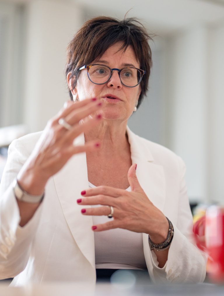 Petra Draxl: „Asylsuchende sollen selbst für‘s Einkommen sorgen, aber wir lassen sie nicht arbeiten.“ <span class="copyright">APA</span>