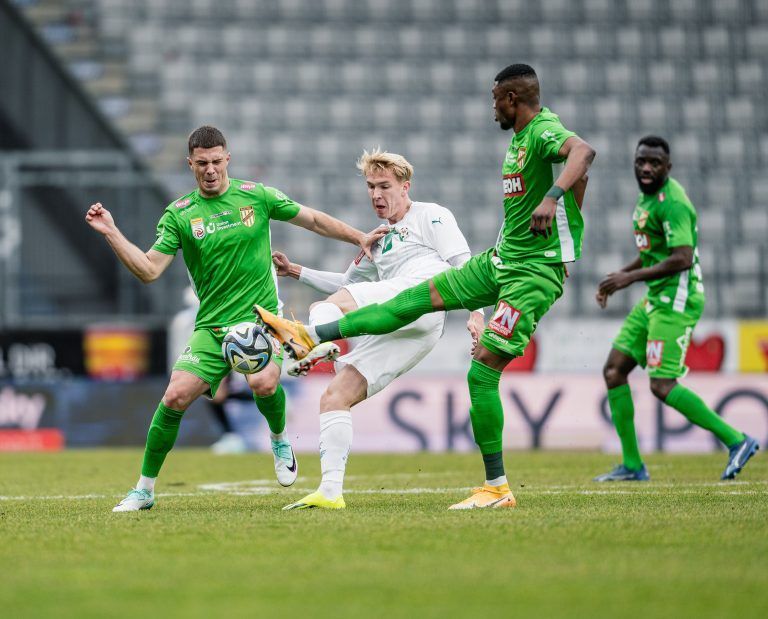 Luca Meisl, Kennedy Boateng und Paterson Chato kümmerten sich um WSG-Angreifer Aleksander Buksa. <span class="copyright">APA</span>