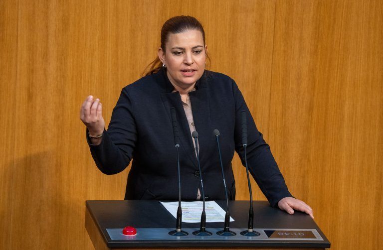ABD0051_20231215 – WIEN – STERREICH: Die Abgeordnete Nina Tomaselli (Grne) am Freiatag, 15. Dezember 2023, im Rahmen einer Sitzung des Nationalrates im Parlament in Wien. – FOTO: APA/GEORG HOCHMUTH