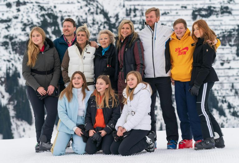 Prinzessin Catharina-Amalia, Prinz Constantijn, Prinzessin Laurentien, Prinzessin Beatrix, Königin Máxima, König Willem-Alexander, Prinz Claus-Casimir, Prinzessin Alexia, Prinzessin Eloise, Prinzessin Leonore und Prinzessin Ariane im Februar 2020. <span class="copyright">APA</span>