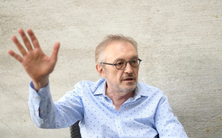 ABD0062_20210611 – WIEN – STERREICH: Der Kabarettist und Schauspieler Josef Hader im Rahmen eines Interviews mit der APA am Freitag, 11. Juni 2021, in Wien. Am Donnerstag hatte sein neues Programm “Hader on Ice” Premiere. – FOTO: APA/ROLAND SCHLAGER