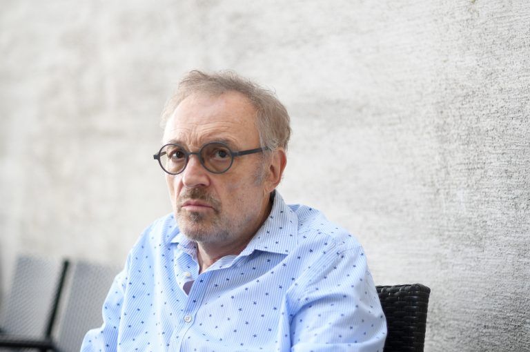 ABD0063_20210611 – WIEN – STERREICH: Der Kabarettist und Schauspieler Josef Hader im Rahmen eines Interviews mit der APA am Freitag, 11. Juni 2021, in Wien. Am Donnerstag hatte sein neues Programm “Hader on Ice” Premiere. – FOTO: APA/ROLAND SCHLAGER