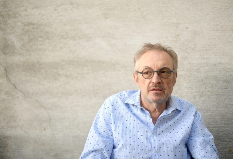 ABD0064_20210611 – WIEN – STERREICH: Der Kabarettist und Schauspieler Josef Hader im Rahmen eines Interviews mit der APA am Freitag, 11. Juni 2021, in Wien. Am Donnerstag hatte sein neues Programm “Hader on Ice” Premiere. – FOTO: APA/ROLAND SCHLAGER