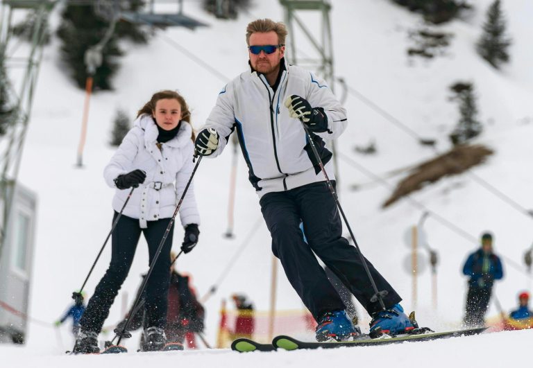 Beim Shooting im Schnee zeigen die Royals auch traditionell ihr Können auf Ski.