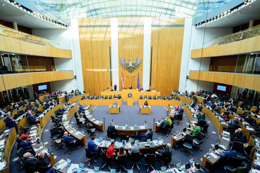 Österreicher halten wenig von den Parteien