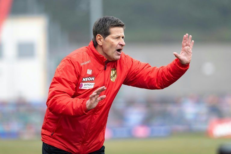 ABD0091_20240218 – BREGENZ –
STERREICH: Trainer Andreas Heraf (Lustenau) whrend der Admiral Bundesliga-Begegnung, 19. Runde zwischen SC Austria Lustenau und SK Austria Klagenfurt am Sonntag, 18. Februar 2024, in Bregenz. – FOTO: APA/DIETMAR STIPLOVSEK