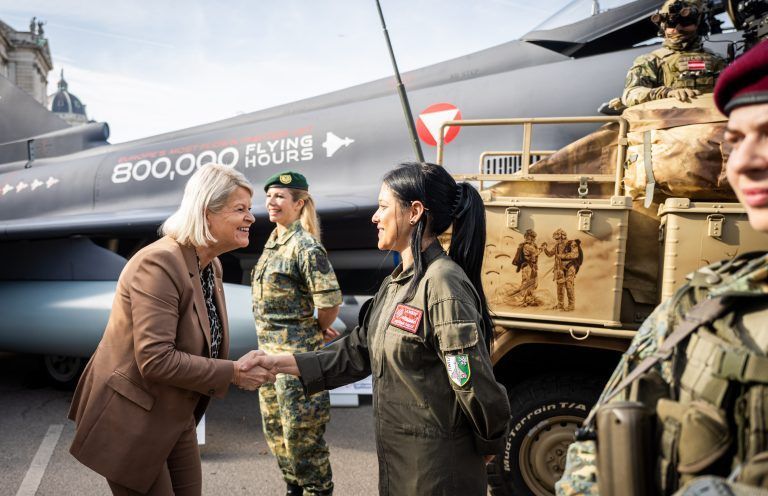 Verteidigungsministerin Klaudia Tannner (l.) bei der Leistungsschau zum Nationalfeiertag: Aus dem Bundesheer heißt es, man müsse „kriegsfähig“ werden. <span class="copyright">Foto: APA</span>