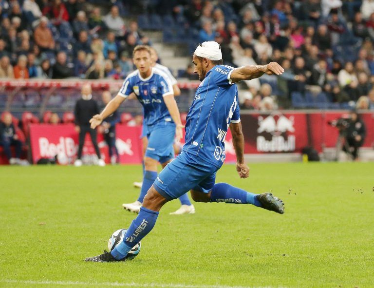 ABD0131_20230923 – SALZBURG –
STERREICH: Ronivaldo Bernardo Sales (FC Blau-Wei§ Linz) erzielt den Treffer zum 1:0 am Samstag, 23. September 2023, im Rahmen der Admiral Bundesliga-Begegnung zwischen Red Bull Salzburg und Blau-Wei§ Linz in Salzburg. – FOTO: APA/KRUGFOTO