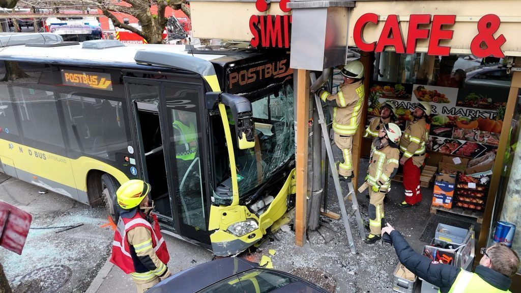 Fußgänger und Fahrgast bei Busunfall in Dornbirn verletzt
