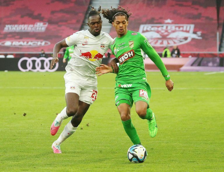 ABD0188_20240224 – SALZBURG –
STERREICH: Oumar Mickael Bomawoko Solet (FC Red Bull Salzburg/li) gegen Namory Noel Cisse (SC Austria Lustenau/re) whrend der Admiral Bundesliga-Begegnung, 20. Runde, am Samstag, 24. Februar 2024, zwischen Red Bull Salzburg und SC Austria Lustenau in Salzburg. – FOTO: APA/KRUGFOTO