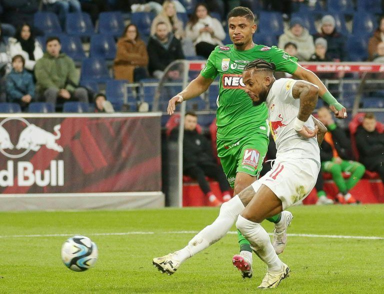 ABD0223_20240224 – SALZBURG –
STERREICH: Fernando dos Santos Pedro (FC Red Bull Salzburg/vorne) erzielt den Treffer zum 4:0 gegen Matheus Guilherme Lins de Almeida (SC Austria Lustenau/hinten) whrend der Admiral Bundesliga-Begegnung, 20. Runde, am Samstag, 24. Februar 2024, zwischen Red Bull Salzburg und SC Austria Lustenau in Salzburg. – FOTO: APA/KRUGFOTO