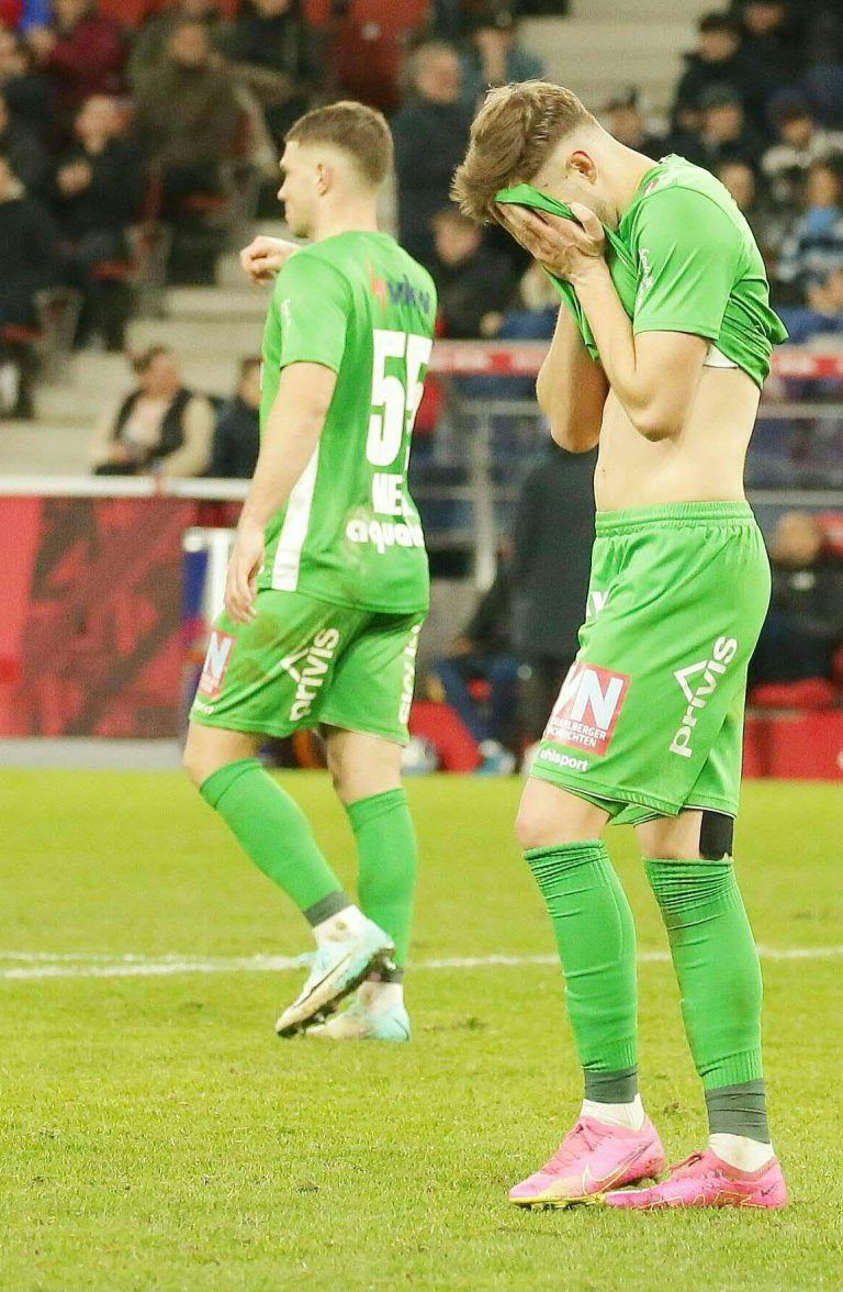 ABD0259_20240224 – SALZBURG –
STERREICH: Tobias Berger (SC Austria Lustenau/re) whrend der Admiral Bundesliga-Begegnung, 20. Runde, am Samstag, 24. Februar 2024, zwischen Red Bull Salzburg und SC Austria Lustenau in Salzburg. – FOTO: APA/KRUGFOTO
