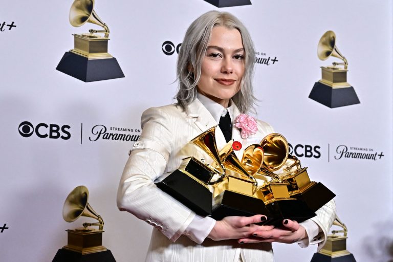 Schwer bepackt posierte Singer-Songwriterin Phoebe Bridgers. Sie konnte gleich vier Preise einheimsen.<span class="copyright"> afp</span>