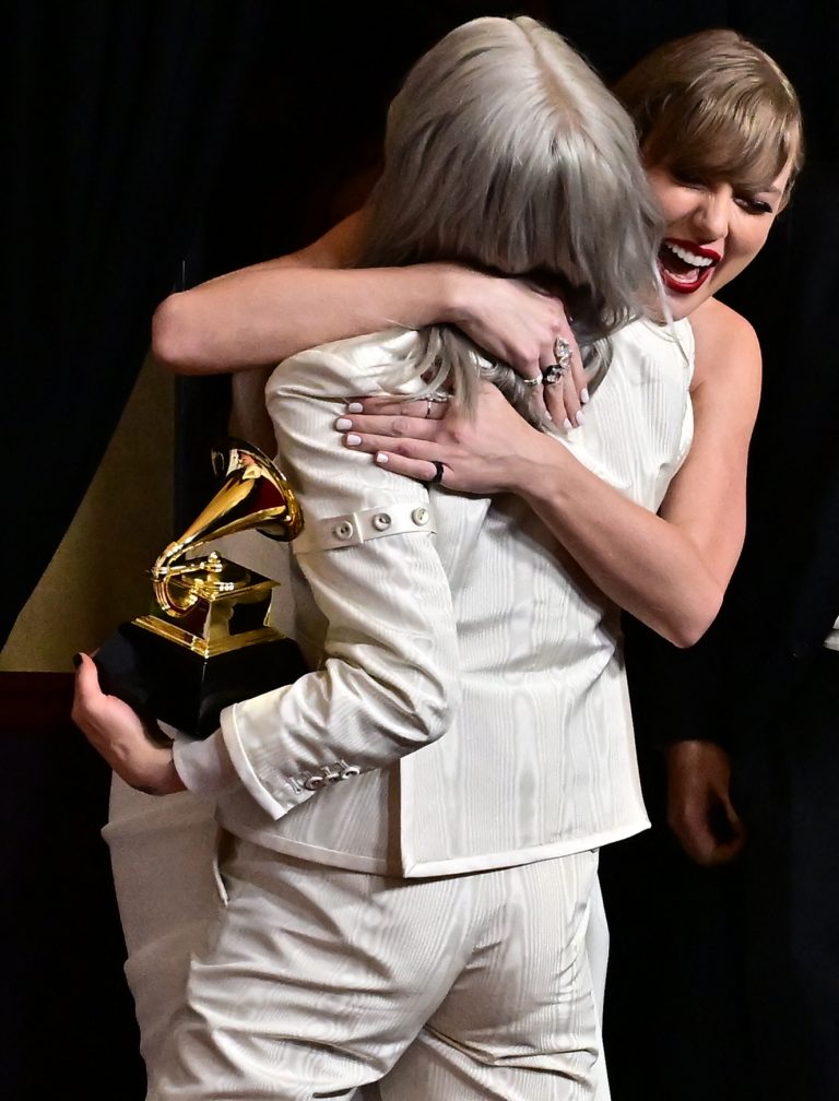 Überschwängliche Gratulation. Swift freute sich mit Bridgers.<span class="copyright"> afp</span>