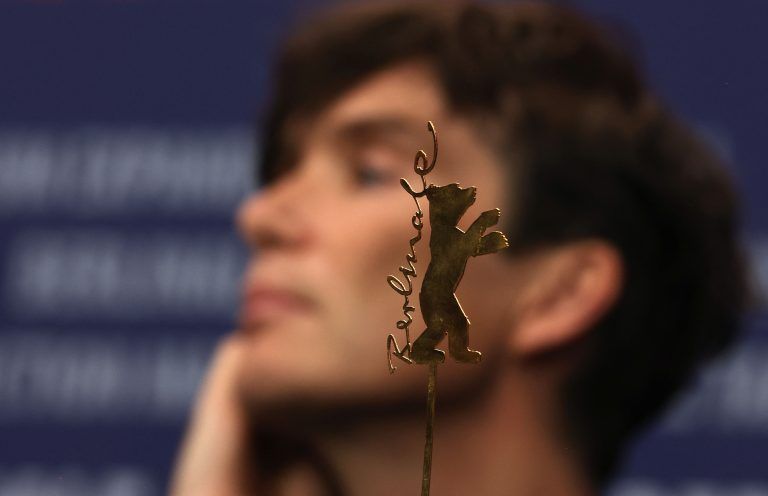 Das Logo der Berlinale, im Hintergrund Cillian Murphy. <span class="copyright">Ronny HARTMANN / AFP</span>