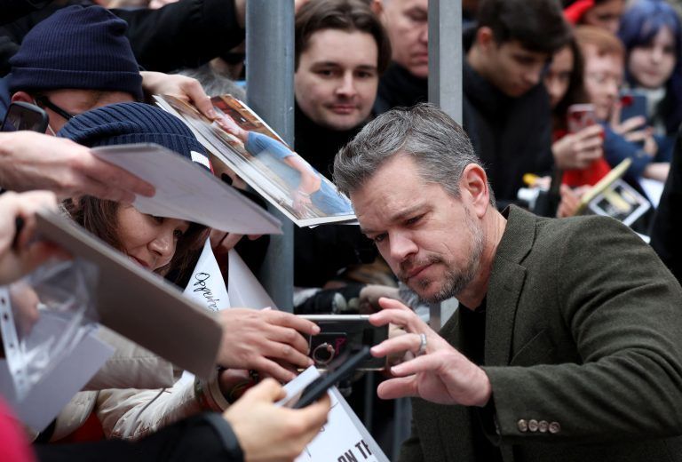 Matt Damon posiert mit seinen Fans. <span class="copyright"> Ronny HARTMANN / AFP</span>