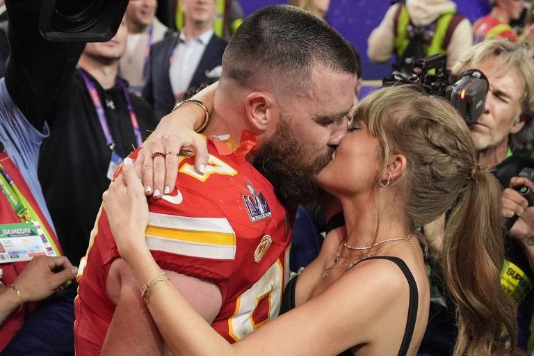 Auf einen Hochzeitsantrag von Travis Kelce an Taylor Swift wurde vergeblich gewettet, doch der Siegerkuss des US-Topstars für den Tight End der Kansas City Chiefs überstrahlte alles. <span class="copyright">ap</span>