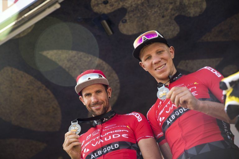 Daniel Geismayr mit der Cape-Epic-Bronzemedaille 2017. <span class="copyright">Suntour</span>