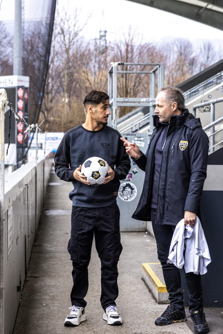 Sofian Bahloul im Gespräch mit Roland Kirchler. <span class="copyright">Selina Meier</span>