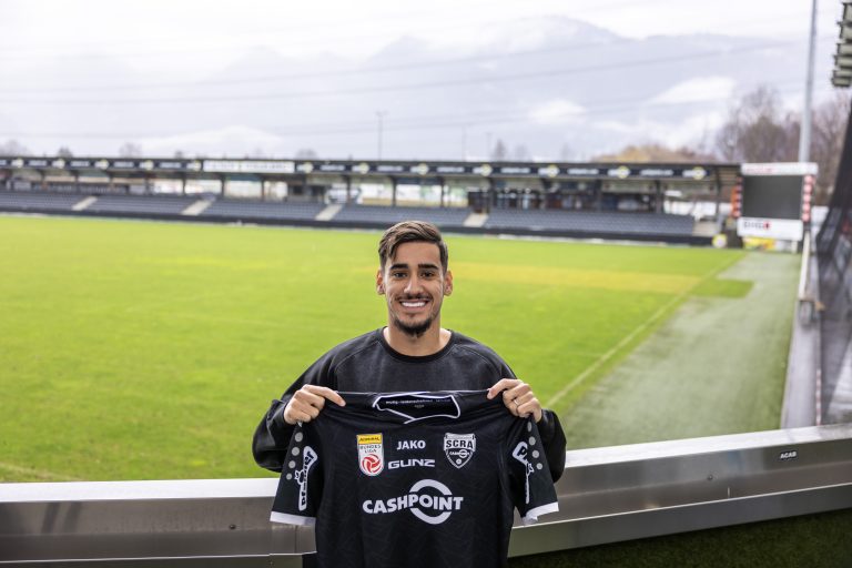 Altachs Neuer, Sofian Bahloul, mit dem Trikot. <span class="copyright">Selina Meier</span>