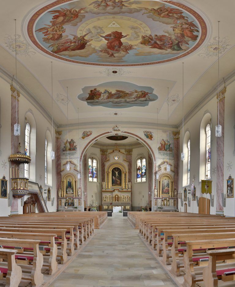 Innenansicht Richtung Altar: Die Erbauer hatten große Pläne, denn sie errichteten eine Kirche mit Platz für etwa 750 Gläubige. <a href="mailto:rufre@lenz-nenning.at"><span class="copyright">rufre@lenz-nenning.at</span></a>