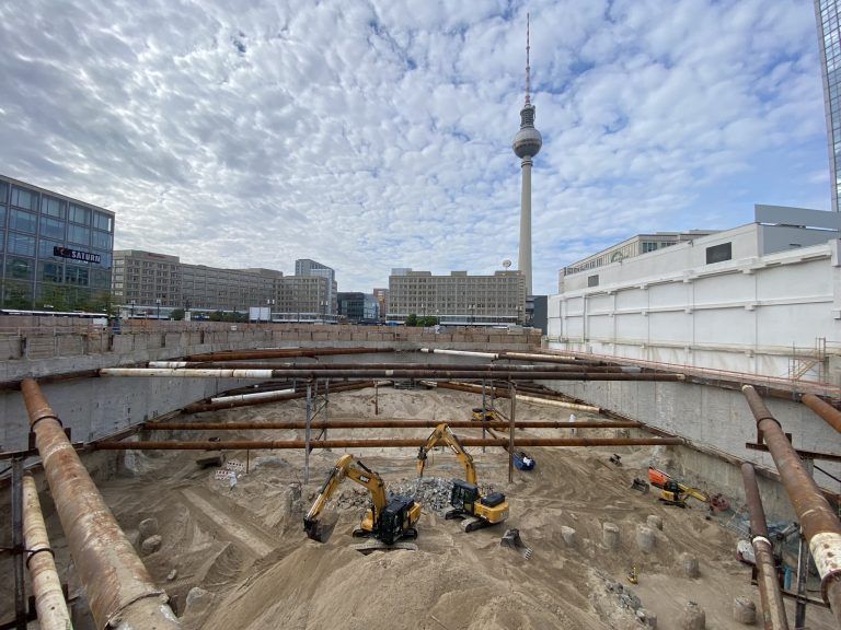 Die Baustelle am Alexanderplatz in Berlin: Auf diesem riesigen Areal errichtet die Energreen-Gruppe ein Geothermie-Werk der XXL-Klasse.<span class="copyright"> FA</span>