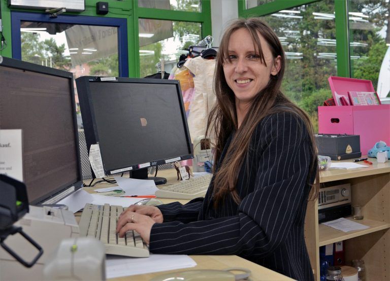 Geschäftsschluss heißt nicht Feierabend. Angelika registriert den Wareneingang. <span class="copyright">HRJ</span>