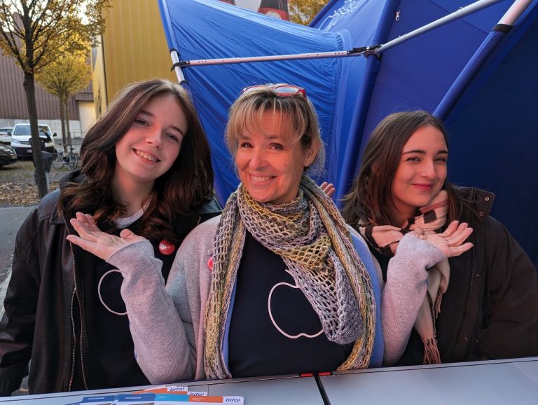Anne Schwarzenbacher (l.) und Emily Krismer (r.) mit Pflegedienstleiterin Gabriele Fellner. 