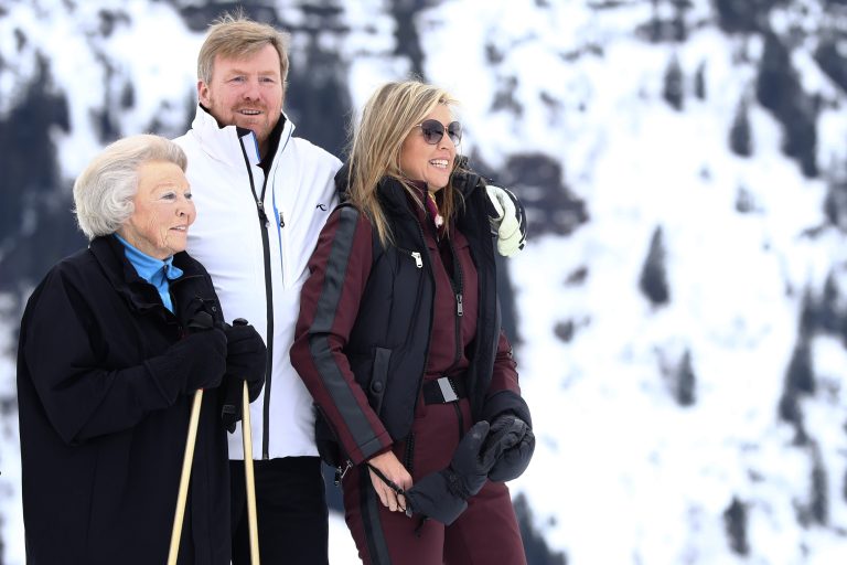 Die ehemalige Königin Beatrix mit ihrem Sohn Willem-Alexander und Máxima. <span class="copyright">AP</span>