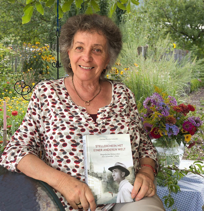 Christine Schneider mit ihrem Buch "Stelldichein mit einer anderen Welt".