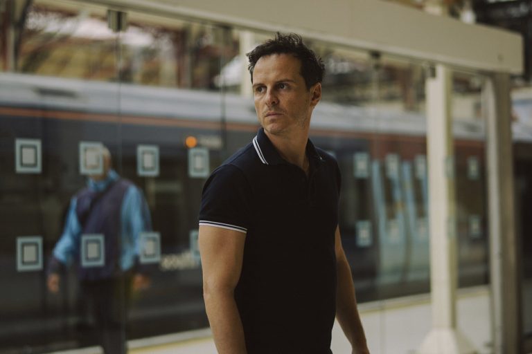 Andrew Scott spielt Adam, einen Drehbuchautor, der in einem schlanken, kalten Wolkenkratzer am Stadtrand lebt. <span class="copyright">ap</span>