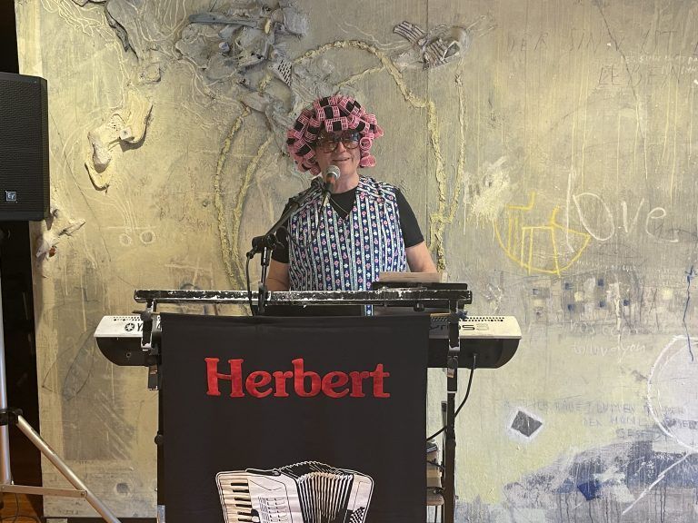 Herbert alias "Herbertina" sorgte für die musikalische Umrahmung der Veranstaltung.