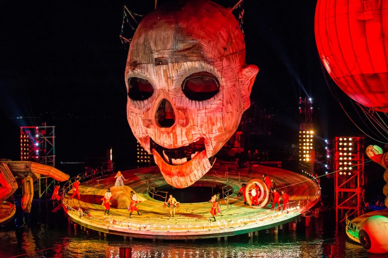 Das "Rigoletto"-Bühnenbild auf der Seebühne mit dem riesigen Clownskopf. <span class="copyright"> philipp steurer</span>