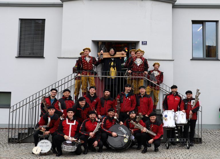 Bürgermeister Kresser wurde von der Faschingsgilde abgeführt und zum Dorfplatz gebracht.