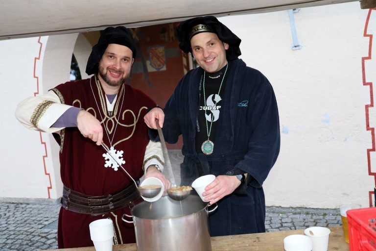 Bürgermeister Andreas Kresser (r.) musste die Suppe, die er sich selbst eingebrockt hat, gratis ausgeben.