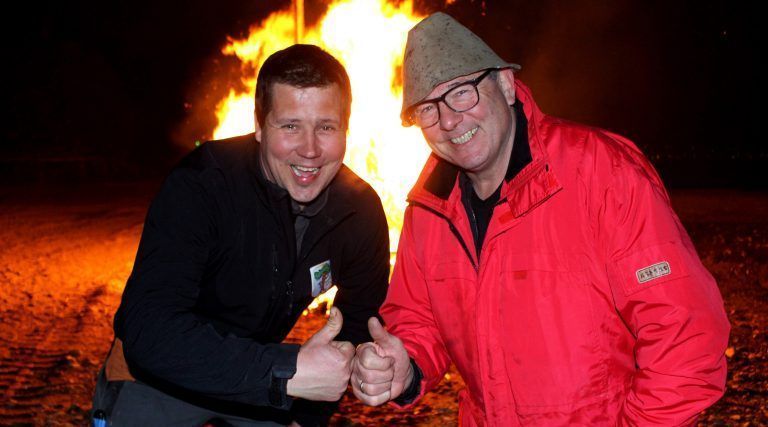 Funkenmeister Peter Lerchenmüller und Alt-Funkenmeister „Feuerwerker“ Dietmar Heiß sorgten beim „Bömmmler Funken“ am See für ein sehr abwechslungsreiches Funkenerlebnis.