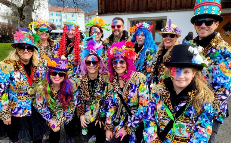 Die Faschings- und Funkenzunft Bäumle als bunte „Bäumler Paradise“-Gruppe.