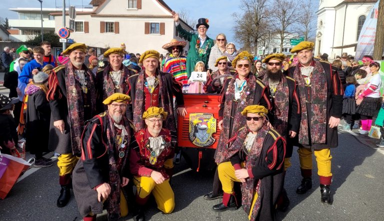 Das Hörbranzer Prinzenpaar samt Schneerosengefolge, Raubrittern, Leiblachtaler Schalmeien und Kindergarde.